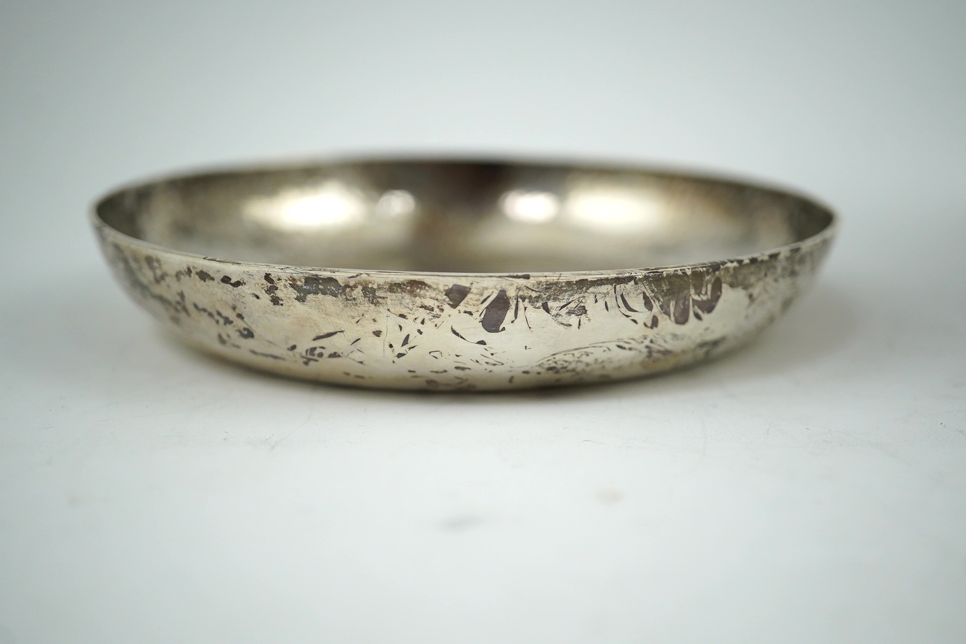 An Elizabeth II planished silver tazza, by Simone Genevieve Rutherford, on tripod supports, height 86mm and a similar planished shallow dish, London, 1997, 15.7oz. Condition - good